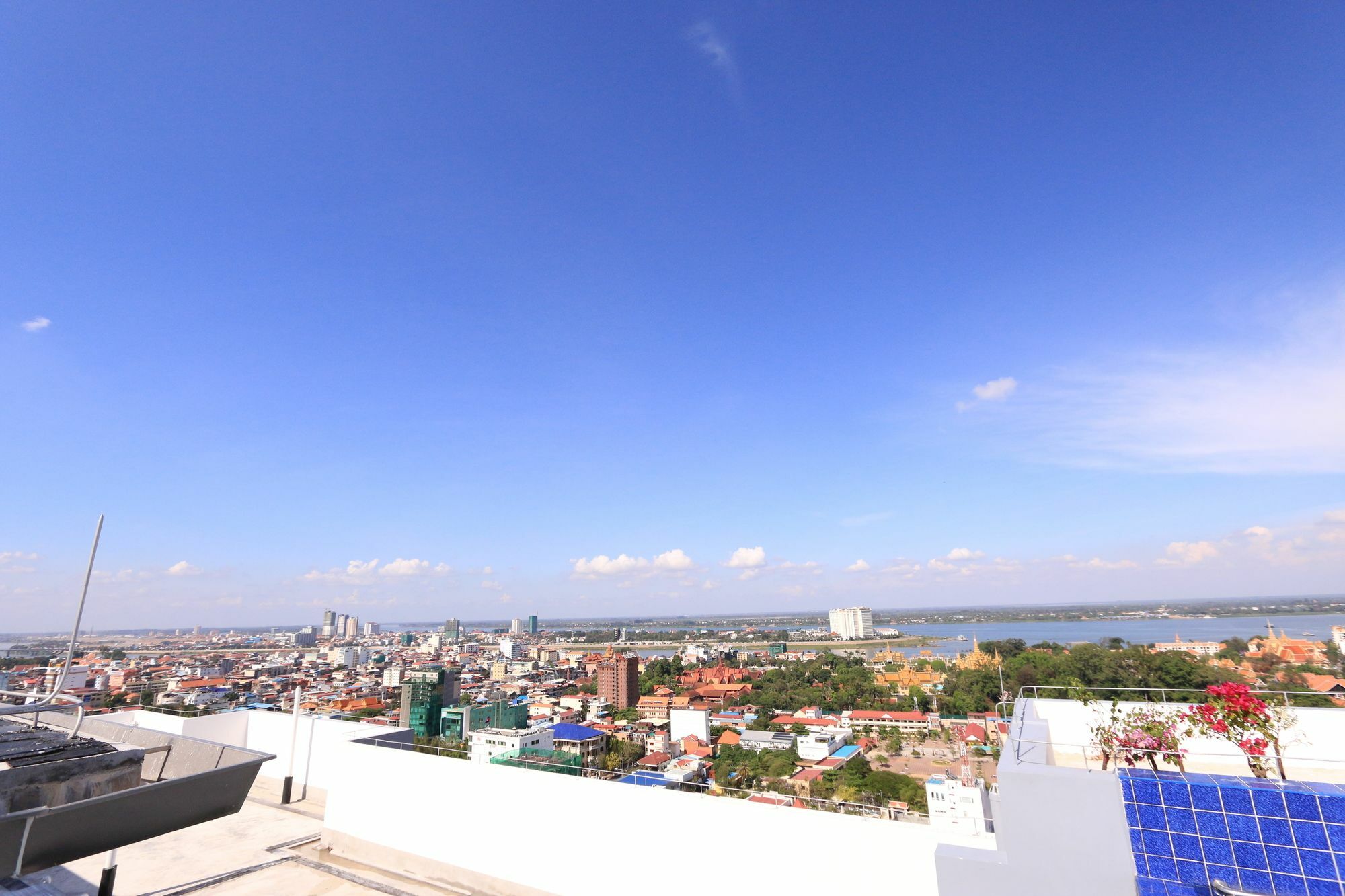 Eastland Hotel & Apartment Phnom Penh Exterior foto